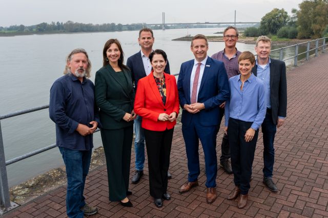 Gruppenbild am Rand der Auftaktvernanstaltung zum DRV Projekt am Reeser Rheinufer kl